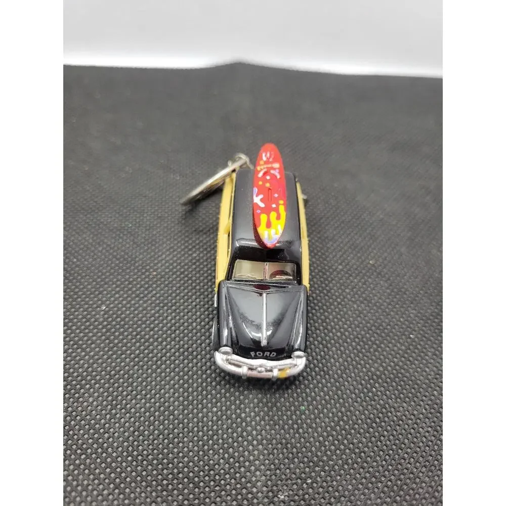 Kinsmart 1949 Ford Woody Wagon Surfboard Keychain Diecast Car 1:82 Black Woodie